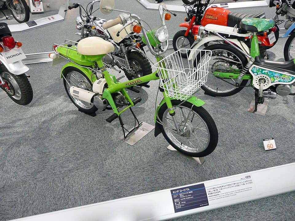 Honda Road Pal vert de 1976 avec son panier avant, exposé au musée Honda de Motegi