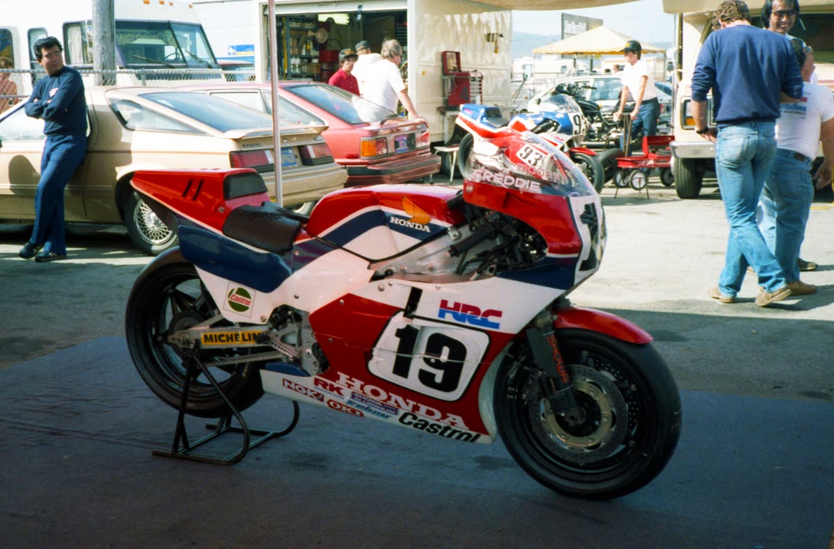 Honda NS500 HRC numéro 19 aux couleurs de Freddie Spencer, garée dans un paddock au début des années 1980