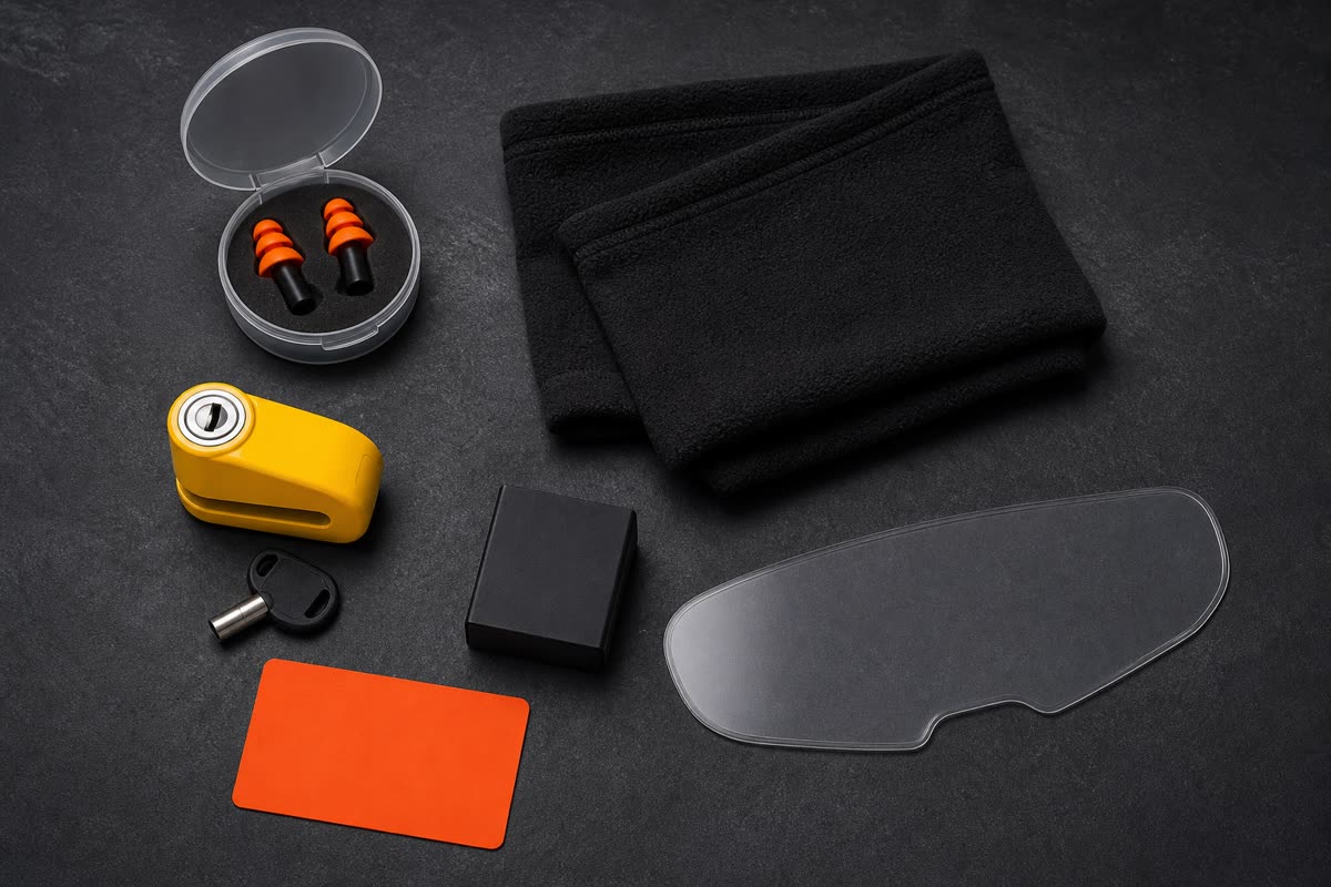Bouchons d'oreille, tour de cou polaire, bloque-disque jaune, petit boîtier, lentille antibuée et carte cadeau orange