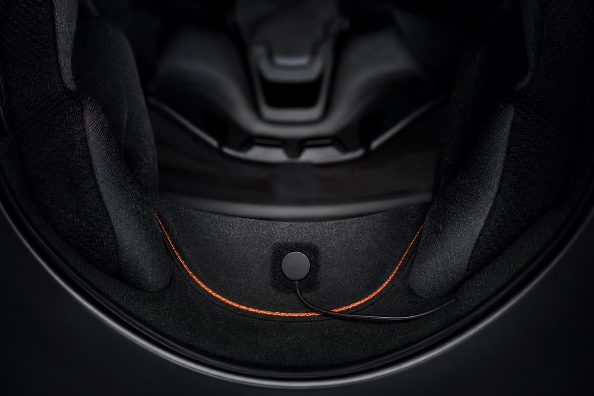 Micro filaire d'intercom collé sur sa pastille à l'intérieur de la mentonnière d'un casque intégral