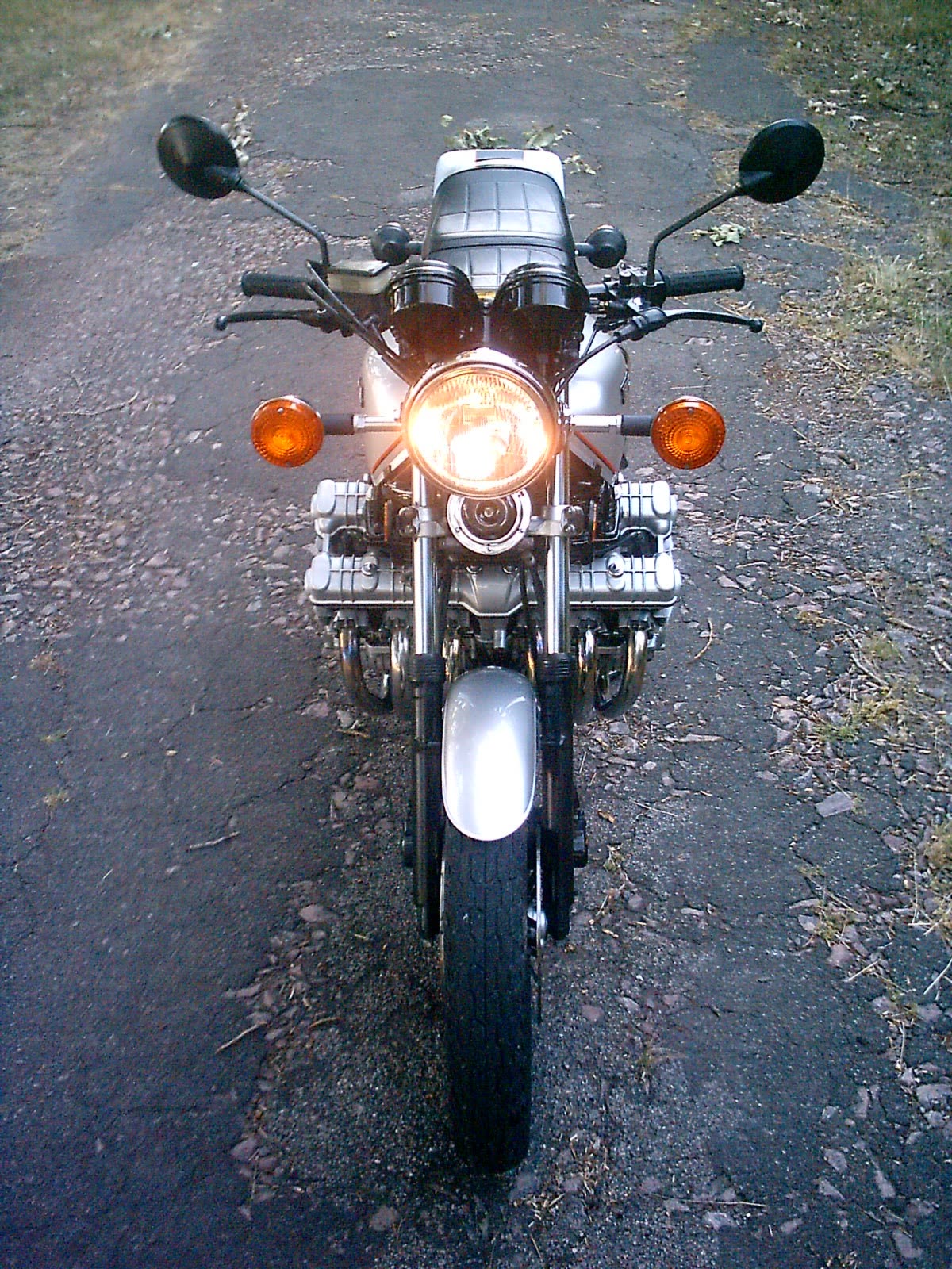 Honda CBX vue de face, phare allumé, les six cylindres débordant de chaque côté du cadre