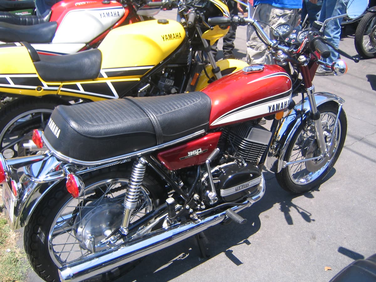 Yamaha RD350 rouge des années 1970 garée lors d'un rassemblement, twin deux-temps refroidi par air