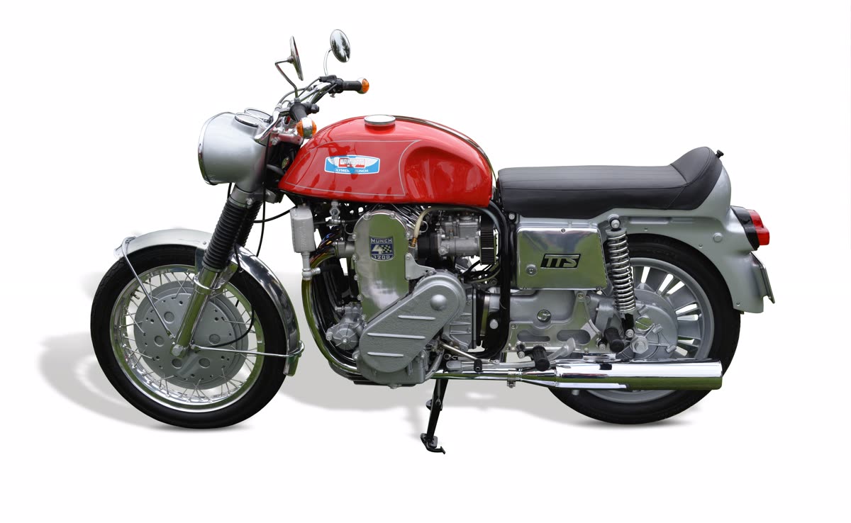 Münch 1200 TTS rouge et argent de profil, quatre-cylindres NSU apparent et grand tambour avant
