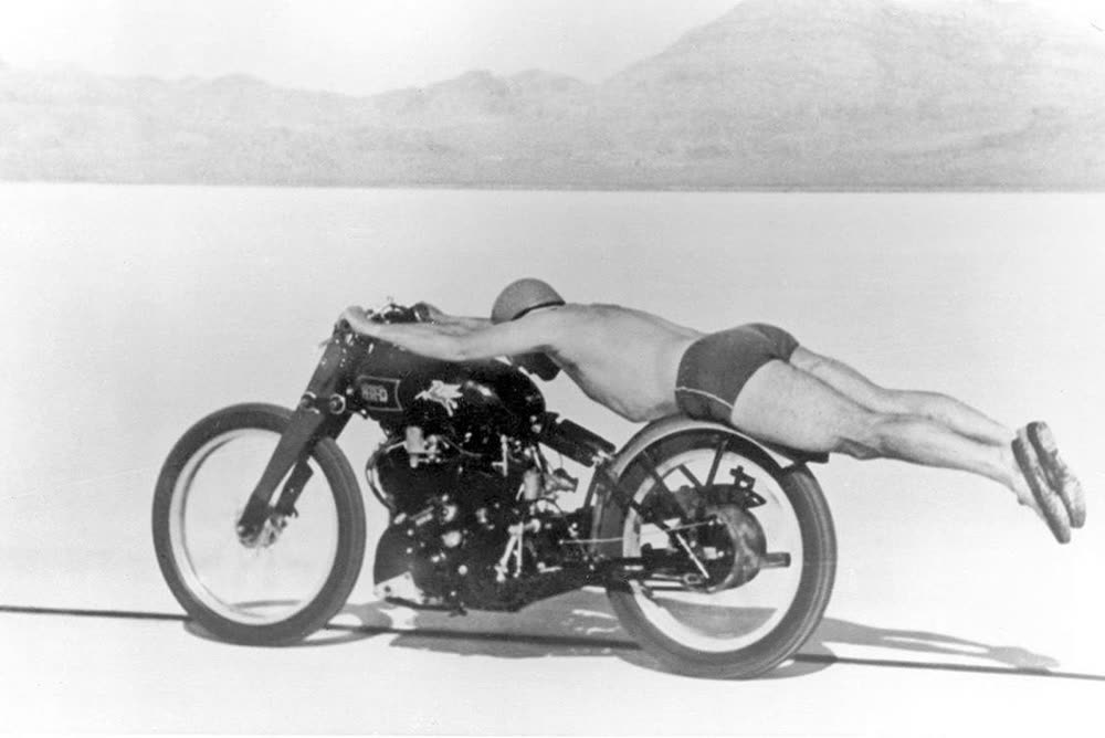 Rollie Free allongé en maillot de bain sur sa Vincent, lancé sur le lac salé de Bonneville en 1948