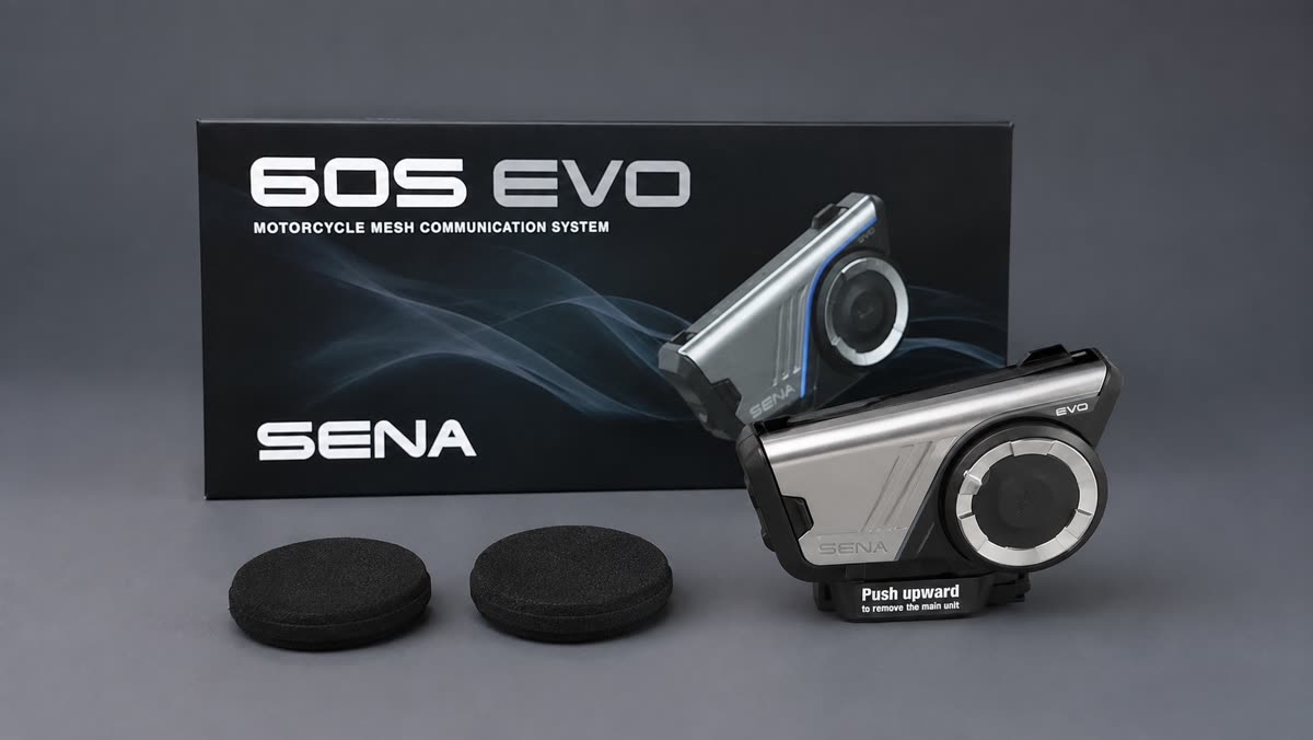 Sena 60S EVO devant sa boîte noire, avec les mousses de ses haut-parleurs
