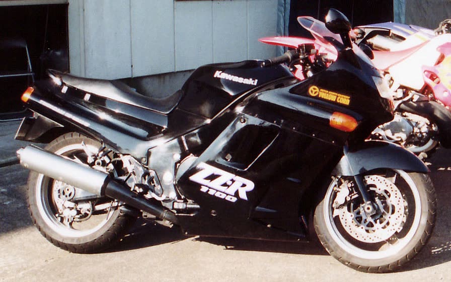 Kawasaki ZZR 1100 noire de profil, reine de la vitesse au début des années 90