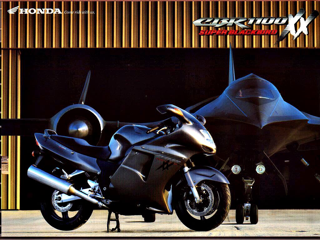 Photo officielle Honda de la CBR1100XX Super Blackbird posée devant un avion SR-71 Blackbird