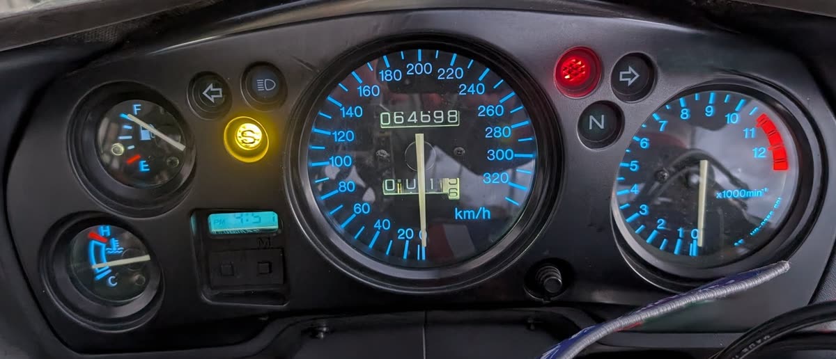 Compteur bleu de la Honda CBR1100XX Super Blackbird gradué jusqu'à 320 km/h