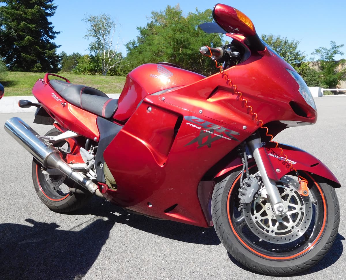 Honda CBR1100XX Super Blackbird rouge vue de trois quarts avant sur un parking