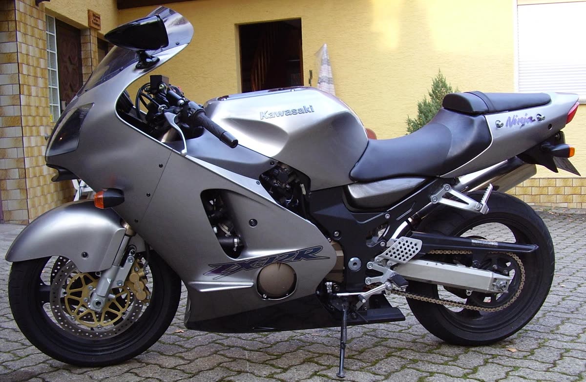 Kawasaki ZX-12R grise de profil, la riposte de Kawasaki à la Hayabusa