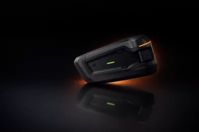 Intercom Cardo Packtalk Black Edition, en lumière studio