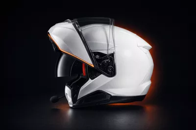 Casque HJC équipé de l'intercom Smart 21B, sur fond charbon