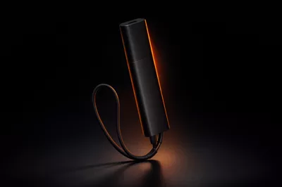 Invoxia Pro en lumière studio, sur le fond du banc