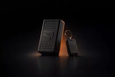 Komobi City 4G Max en lumière studio, sur le fond du banc