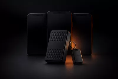 Komobi Pro Max en lumière studio, sur le fond du banc