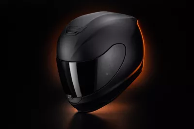 Scorpion EXO-391 en lumière studio, sur le fond du banc
