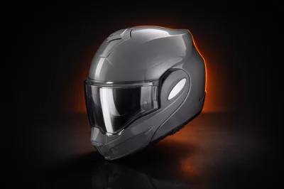 Scorpion EXO-Tech Evo en lumière studio, sur le fond du banc