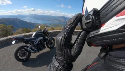 Sena 50C sur casque, sur la route