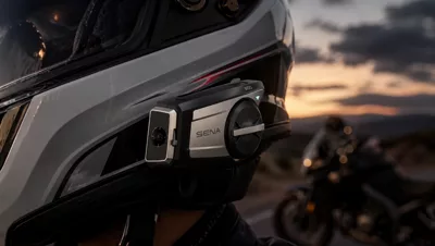 Sena 50C : sur casque moto