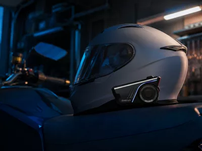 Sena 60S fixé sur un casque intégral