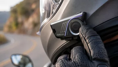 Sena 60S : fixation magnétique sur le casque