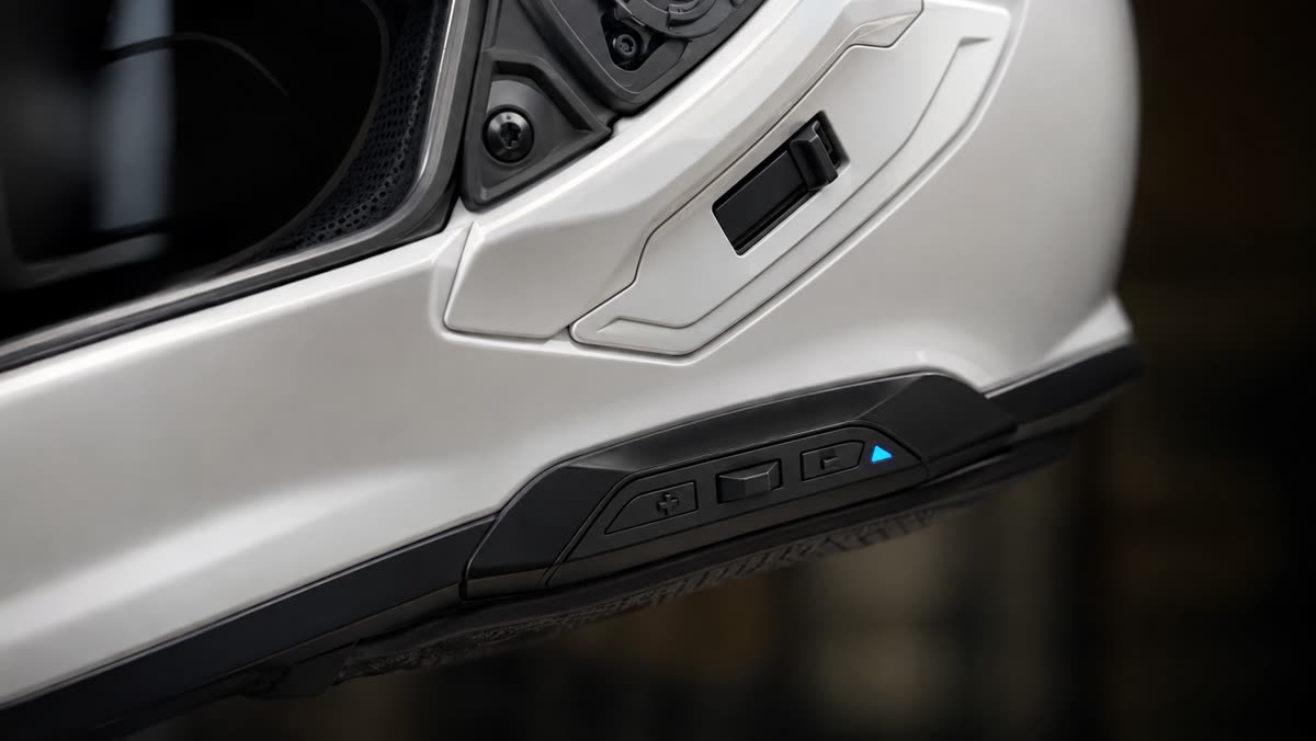 Sena SRL3 : le module intégré dans la coque, LED bleue visible
