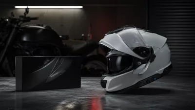 Casque Shoei équipé du Sena SRL3, aucun boîtier apparent