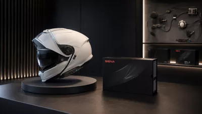 Le Sena SRL3 et son casque Shoei posés côte à côte