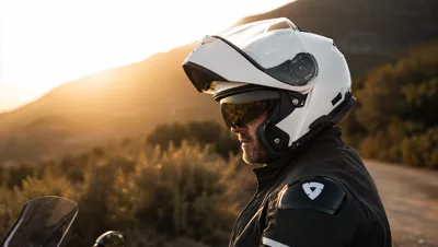 Motard en Shoei Neotec 3 équipé du Sena SRL3